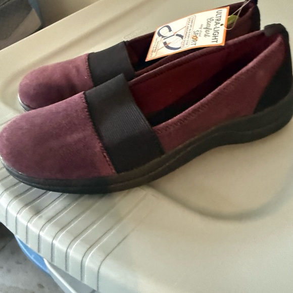 Easy Spirit Women's Maroon Slip-On Shoes - Picture 3 of 7